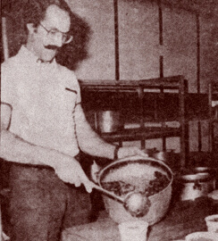 Cuisinier versant des fèves au lard cuites au four dans un contenant